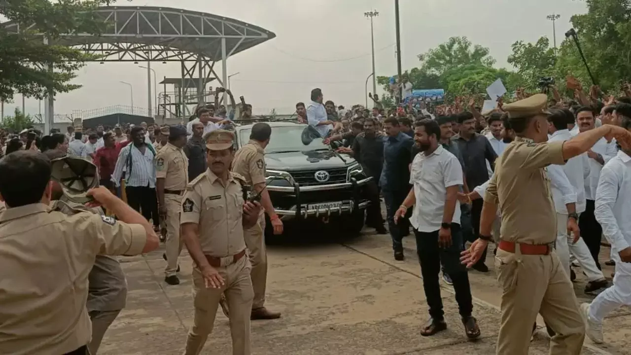 Jagan : పోలీసుల పైకి దూసుకెళ్లిన జగన్ కాన్వాయ్.. చెప్పినా వినరా..!