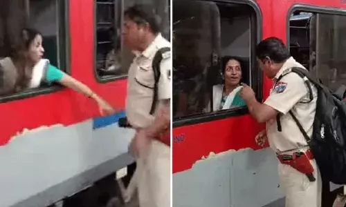 రైల్లో ప్రయాణం.. కిటికీ దగ్గర కూర్చుని ఫోన్ చూస్తున్న మహిళ.. ఇంతలో RPF సిబ్బంది..