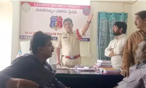 PERNI NANI: పోలీస్స్టేషన్లో పేర్ని నాని దాదాగిరి PERNI NANI: పోలీస్స్టేషన్లో పేర్ని నాని దాదాగిరి