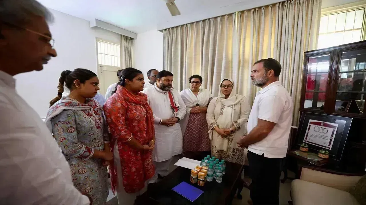 Rahul Gandhi: ఐపీఎస్ పూరన్ కుమార్ కుటుంబాన్ని పరామర్శించిన రాహుల్ గాంధీ Rahul Gandhi: ఐపీఎస్ పూరన్ కుమార్ కుటుంబాన్ని పరామర్శించిన రాహుల్ గాంధీ