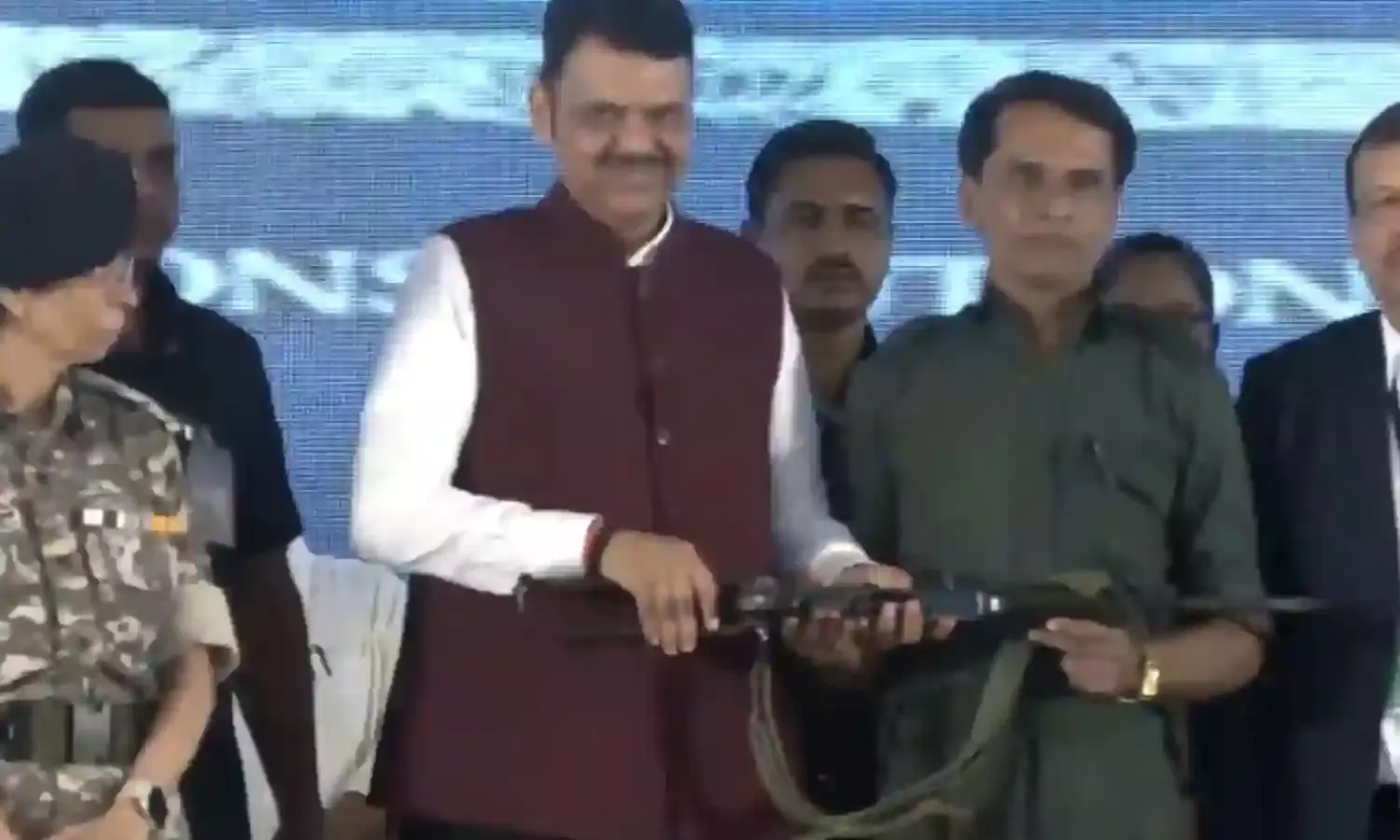 Maharashtra: సీఎం ఫడ్నవిస్ ఎదుట లొంగిపోయిన మల్లోజుల.. Maharashtra: సీఎం ఫడ్నవిస్ ఎదుట లొంగిపోయిన మల్లోజుల..