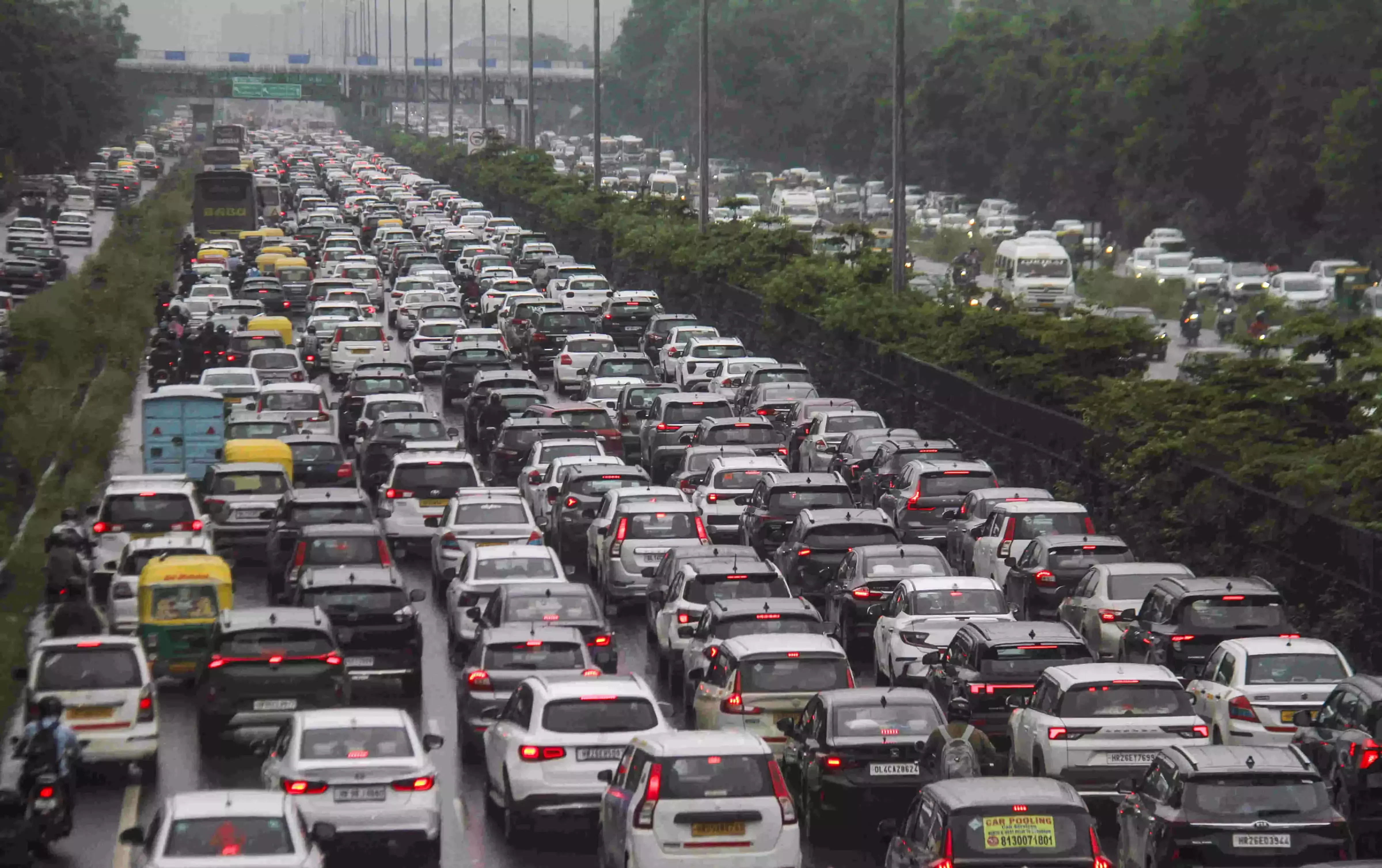 Massive Traffic Jam: హైవేపై 12 గంటలు ట్రాఫిక్ జామ్.. చిక్కుకుపోయిన 500 మంది విద్యార్థులు Massive Traffic Jam: హైవేపై 12 గంటలు ట్రాఫిక్ జామ్.. చిక్కుకుపోయిన 500 మంది విద్యార్థులు