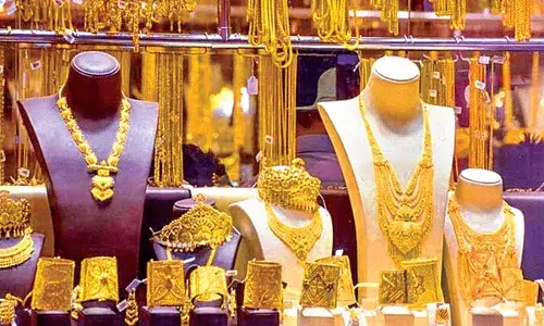 Jewellery Sales : దీపావళి సీజన్లో తగ్గిన బంగారం కొనుగోళ్లు..వెలవెలబోతున్న దుకాణాలు.