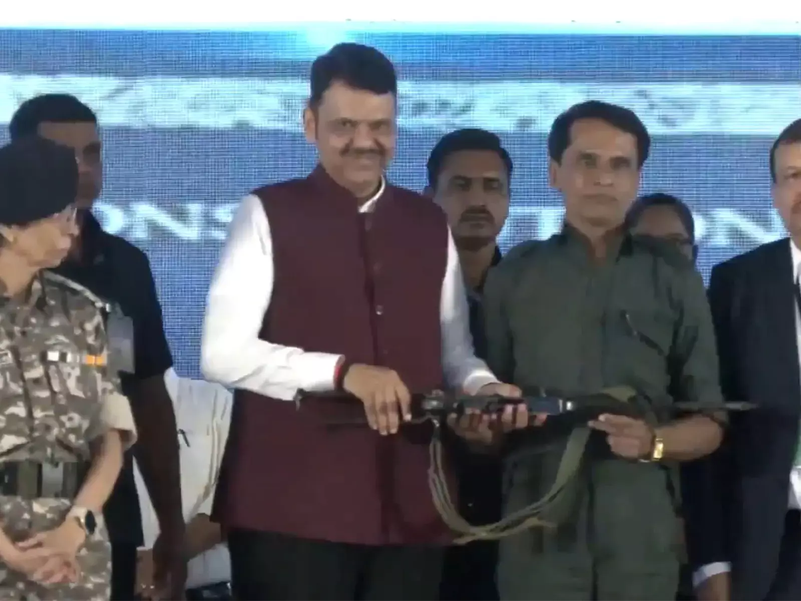 Maharashtra: సీఎం ఫడ్నవిస్ ఎదుట లొంగిపోయిన మల్లోజుల.. Maharashtra: సీఎం ఫడ్నవిస్ ఎదుట లొంగిపోయిన మల్లోజుల..