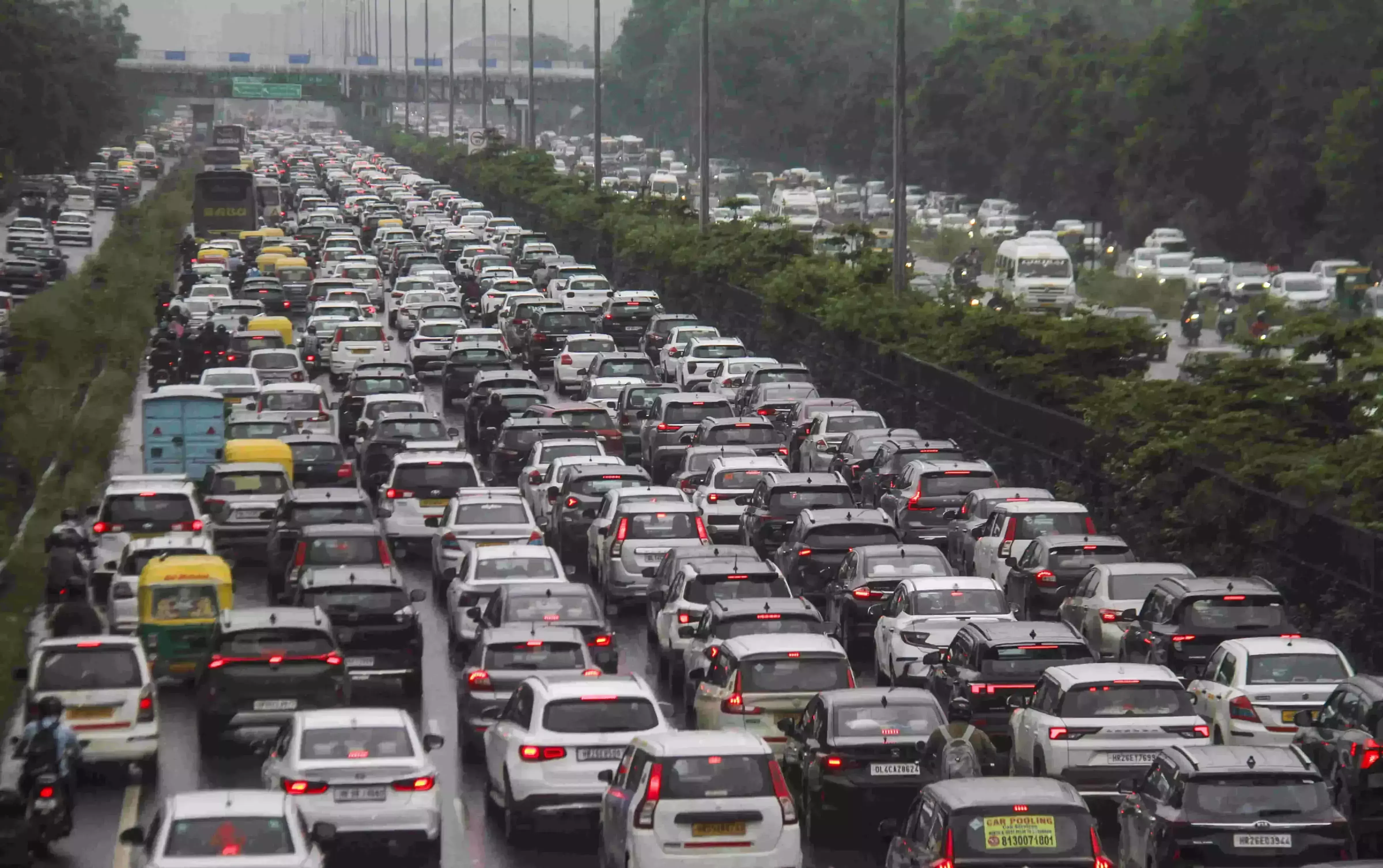 Massive Traffic Jam: హైవేపై 12 గంటలు ట్రాఫిక్‌ జామ్‌..  చిక్కుకుపోయిన 500 మంది విద్యార్థులు