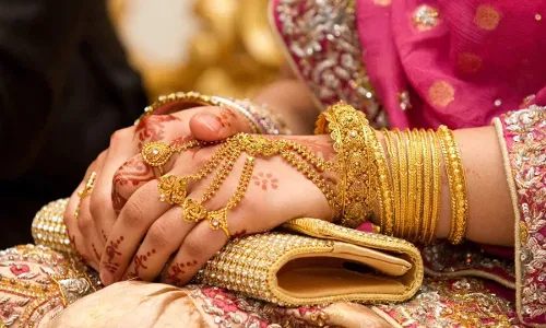 Gold Price : కొత్త రికార్డు.. రూ. 1.31 లక్షల మార్కును దాటిన బంగారం ధర.. స్వల్పంగా తగ్గిన వెండి. Gold Price : కొత్త రికార్డు.. రూ. 1.31 లక్షల మార్కును దాటిన బంగారం ధర.. స్వల్పంగా తగ్గిన వెండి.