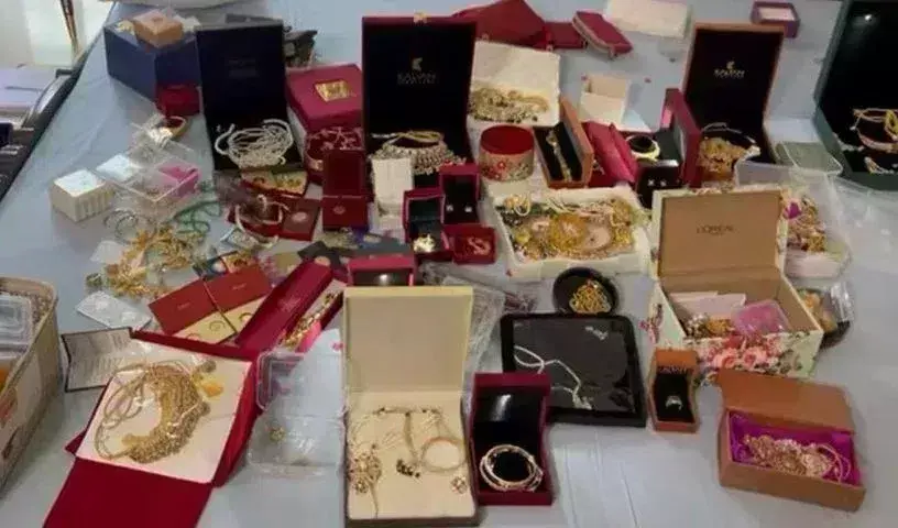 Corruption Case: 5 కోట్ల నగదు, కిలోన్నర బంగారం, లగ్జరీ కార్లు..