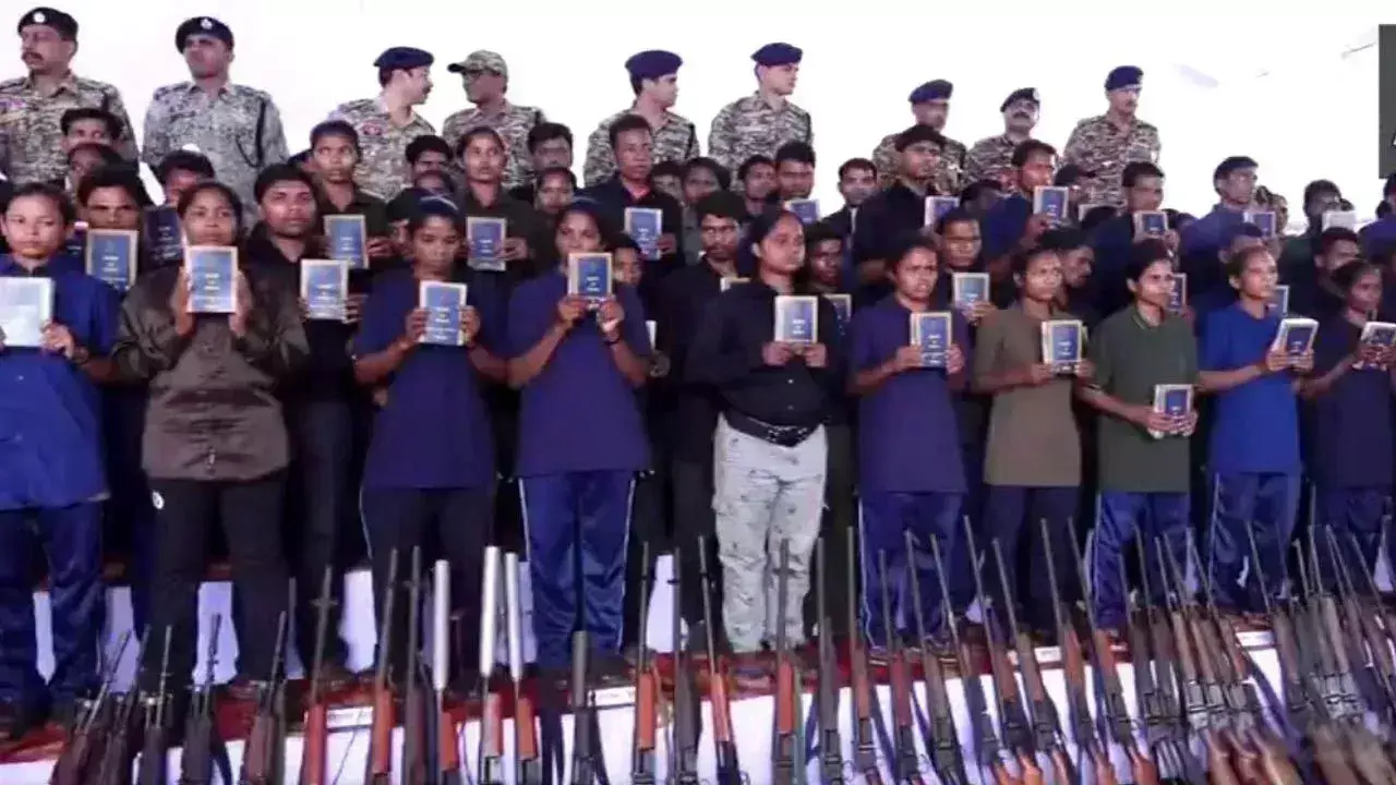 Chhattisgarh: ఛత్తీస్‌గఢ్‌లో మరో కీలక పరిమాణం.. ఒకేసారి 208 మావోల లొంగుబాటు