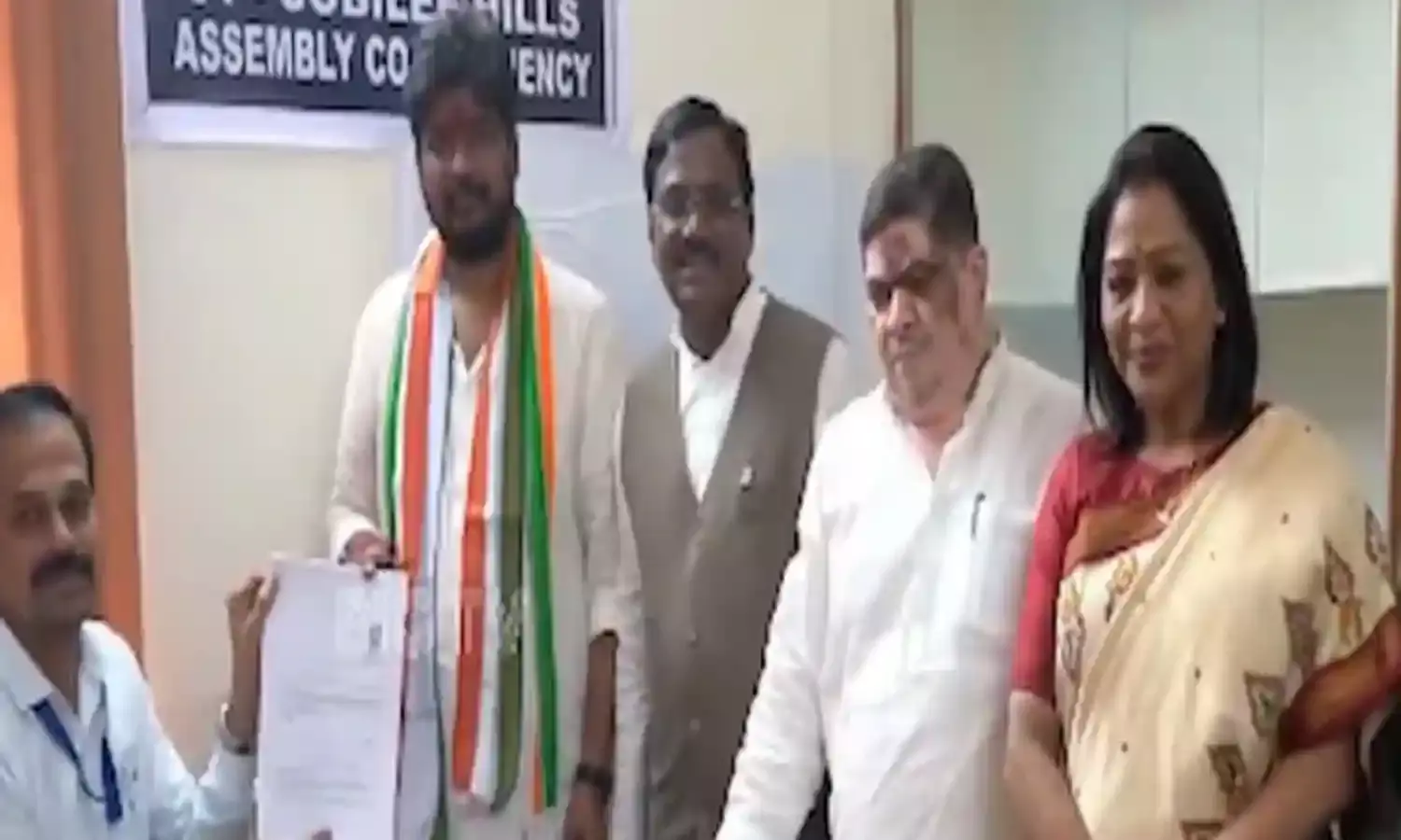 BYPOLL: నామినేషన్ దాఖలు చేసిన నవీన్ యాదవ్ BYPOLL: నామినేషన్ దాఖలు చేసిన నవీన్ యాదవ్