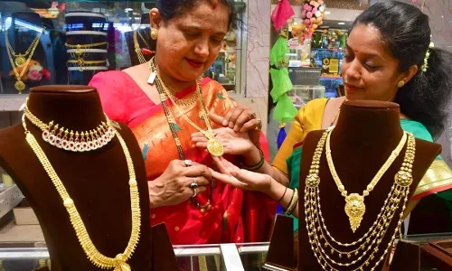 Gold-Silver Sales : ధరలు ఆకాశాన్నంటుతున్నా తగ్గేదేలే.. ధనతేరస్కు రికార్డుల మోత మోగిస్తున్న బంగారం వ్యాపారం. Gold-Silver Sales : ధరలు ఆకాశాన్నంటుతున్నా తగ్గేదేలే.. ధనతేరస్కు రికార్డుల మోత మోగిస్తున్న బంగారం వ్యాపారం.