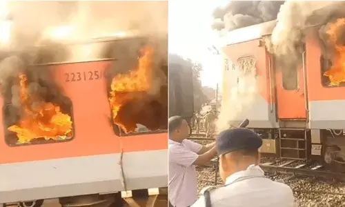 Garib Rath Express Fire: గరీబ్ రథ్‌లో మంటలు.. గమనించిన ప్రయాణికుడు వెంటనే..