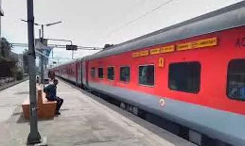 Karmabhoomi Express: కర్మభూమి ఎక్స్‌ప్రెస్ నుంచి పడిపోయిన ప్రయాణికులు.. ఇద్దరు మృతి