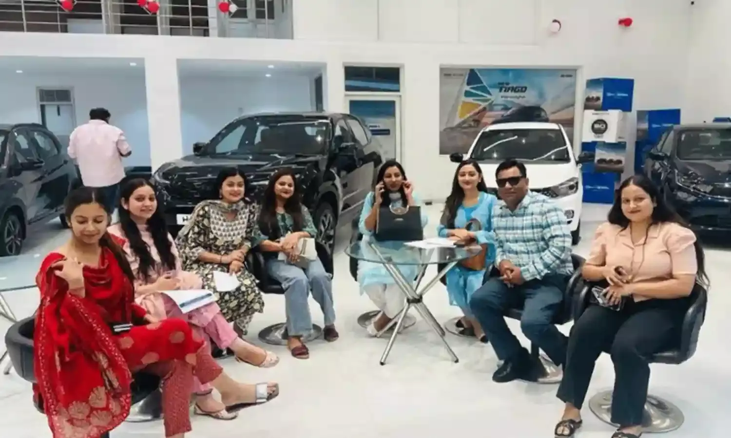 దీపావళి సర్ప్రైజ్: ఉద్యోగులకు కార్లను బహుమతిగా ఇచ్చిన ఫార్మా కంపెనీ దీపావళి సర్ప్రైజ్: ఉద్యోగులకు కార్లను బహుమతిగా ఇచ్చిన ఫార్మా కంపెనీ