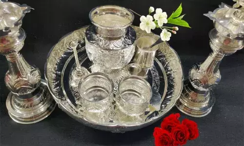 Silver Price: బంగారమే కాదు వెండి ధరలు పైపైకి.. రూ.2 లక్షలు దాటిన కిలో వెండి ధర