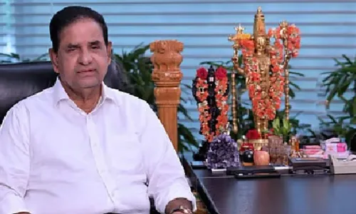 TTD: సాధారణ భక్తుడిలా టీటీడీ చైర్మన్ బీఆర్ నాయుడు TTD: సాధారణ భక్తుడిలా టీటీడీ చైర్మన్ బీఆర్ నాయుడు
