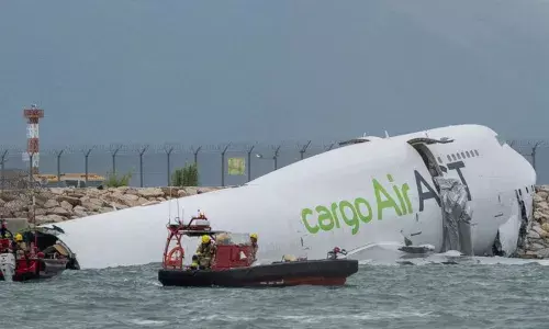 Hongkong: రన్ వే నుంచి జారి సముద్రంలో కూలిన విమానం.. ఇద్దరు మృతి..