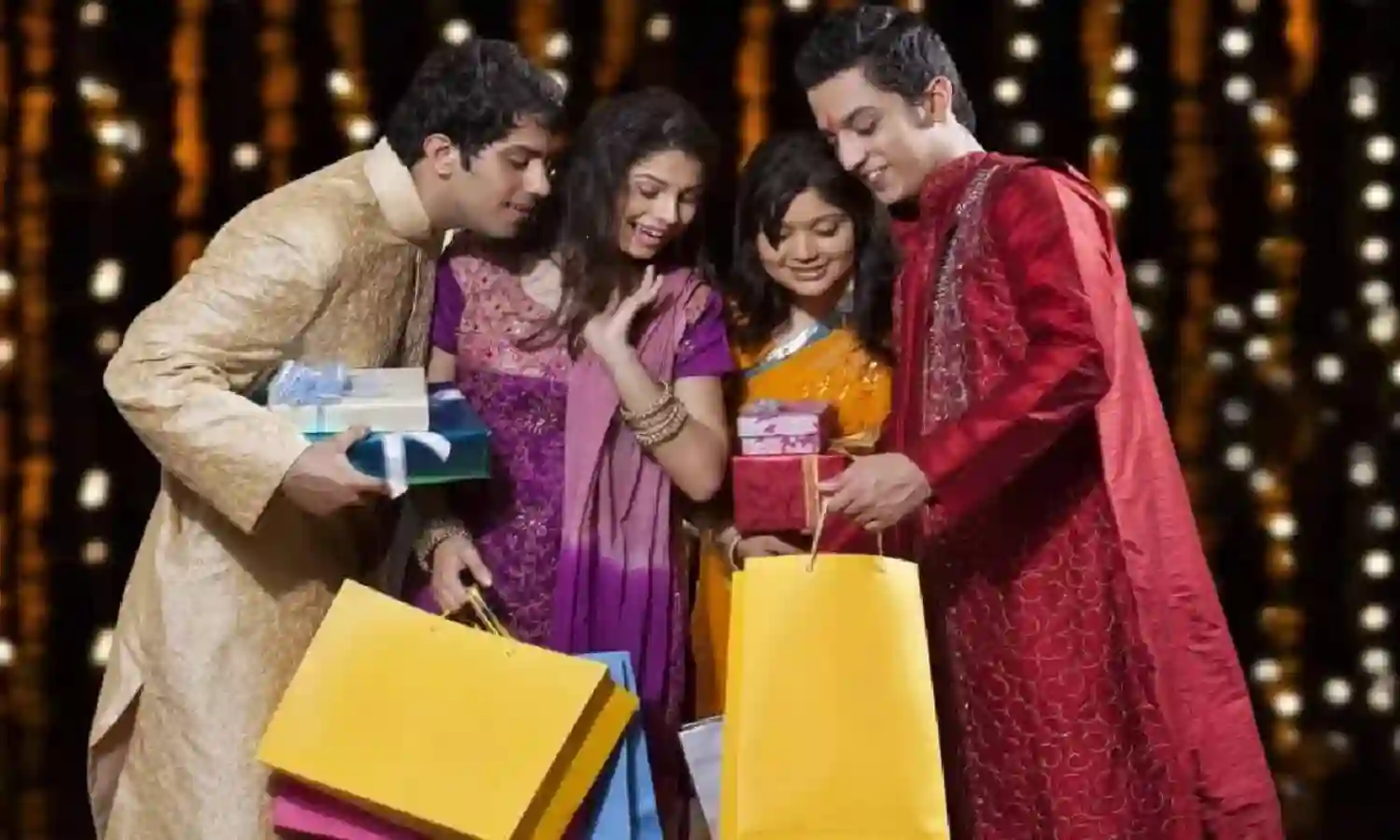 Diwali Shopping : దీపావళి షాపింగ్ జోరు.. ఈసారి దేశ ప్రజలు ఎక్కువగా ఏం కొన్నారంటే ? Diwali Shopping : దీపావళి షాపింగ్ జోరు.. ఈసారి దేశ ప్రజలు ఎక్కువగా ఏం కొన్నారంటే ?