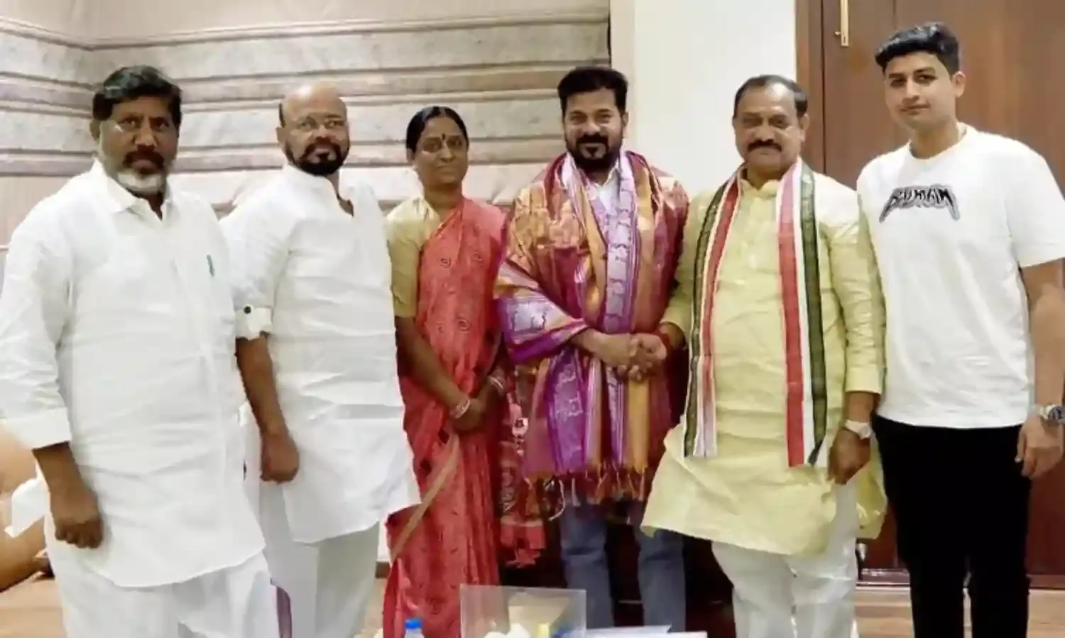 Konda Surekha : సీఎంతో కొండా దంపతుల భేటీ.. పంచాయితీ క్లోజ్ అయినట్టేనా. Konda Surekha : సీఎంతో కొండా దంపతుల భేటీ.. పంచాయితీ క్లోజ్ అయినట్టేనా.