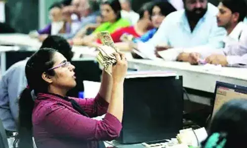 Savings Account : మీ సేవింగ్స్ అకౌంట్పై ఐటీ కన్ను? ఈ ట్రాన్సాక్షన్లు చేసేటప్పుడు జాగ్రత్త. Savings Account : మీ సేవింగ్స్ అకౌంట్పై ఐటీ కన్ను? ఈ ట్రాన్సాక్షన్లు చేసేటప్పుడు జాగ్రత్త.