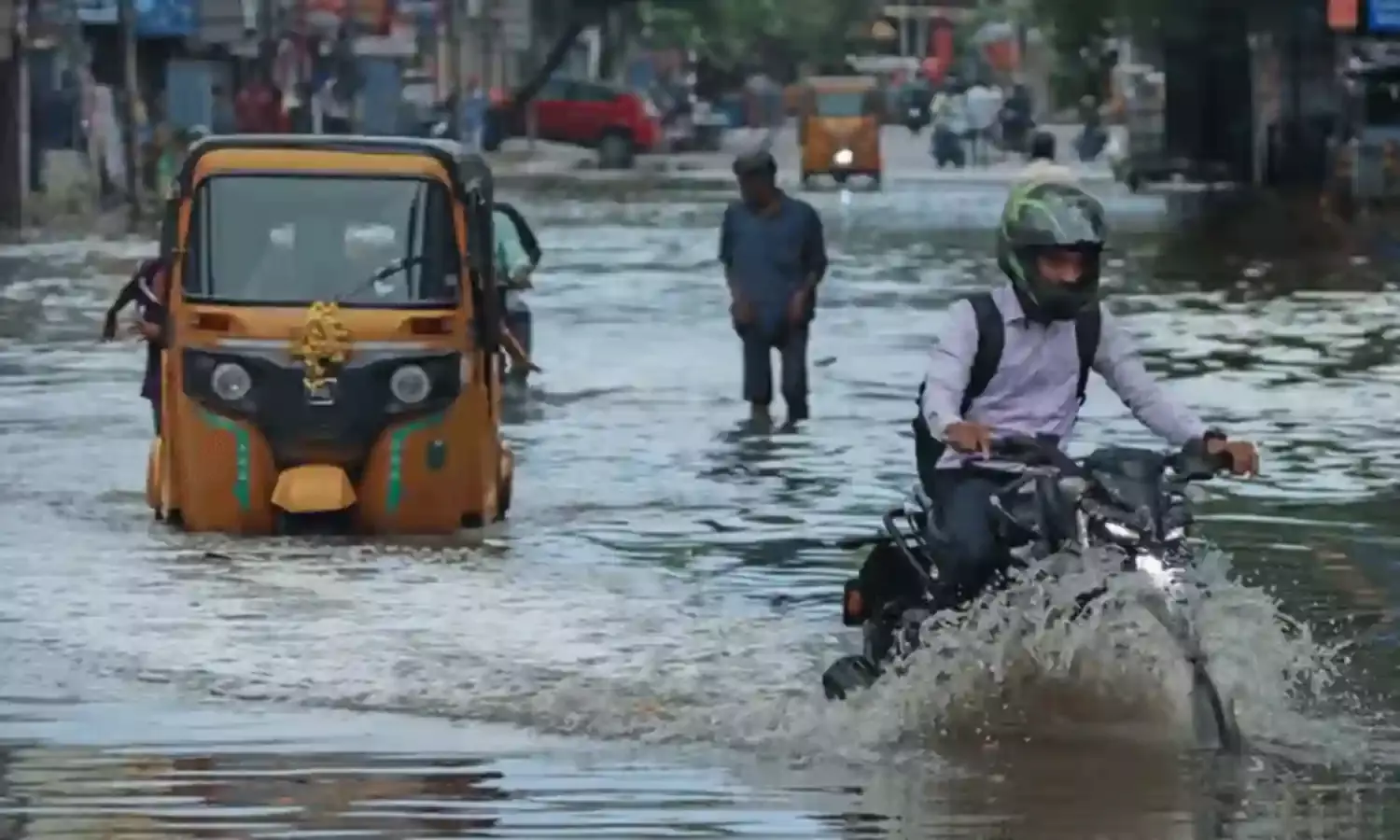 Tamil Nadu: చెన్నైను ముంచెత్తుతున్న భారీ వర్షాలు.. మూతపడిన బడులు.. Tamil Nadu: చెన్నైను ముంచెత్తుతున్న భారీ వర్షాలు.. మూతపడిన బడులు..