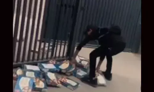 Haryana: సోంపాపిడితో సరిపుచ్చుతారా.. స్వీట్ బాక్సులను కంపెనీ గేట్ దగ్గర పడేసిన కార్మికులు..