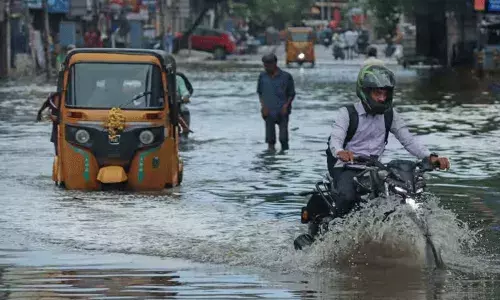 Tamil Nadu: చెన్నైను ముంచెత్తుతున్న భారీ వర్షాలు.. మూతపడిన బడులు.. Tamil Nadu: చెన్నైను ముంచెత్తుతున్న భారీ వర్షాలు.. మూతపడిన బడులు..