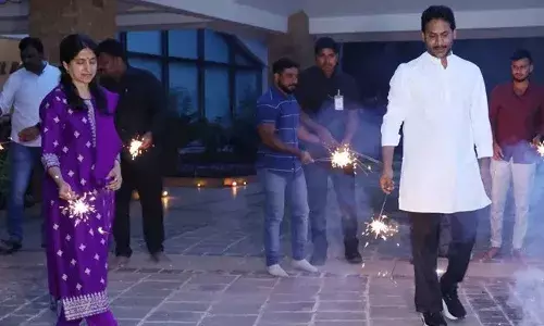 జగన్ దీపావళి స్టంట్ ఫెయిల్.. ప్రతిసారీ ఇంతేనా.. జగన్ దీపావళి స్టంట్ ఫెయిల్.. ప్రతిసారీ ఇంతేనా..