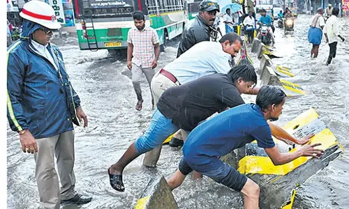 AP: ఏపీలో ఎడతెరపిలేని వర్షాలు AP: ఏపీలో ఎడతెరపిలేని వర్షాలు