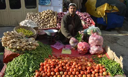 Pakistan: పాక్‌ కిలో టమాటా రూ. 600, అల్లం రూ. 750!