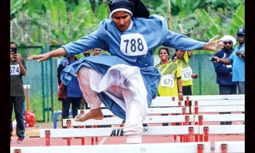 Kerala: మతపరమైన దుస్తులతో హర్డిల్స్ దూకి రాష్ట్ర స్థాయిలో స్వర్ణం గెలుచుకున్న సిస్టర్..