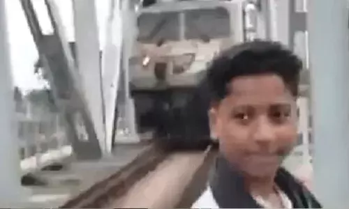 Odisha: యూట్యూబ్ వీడియో కోసం రీల్స్ చేస్తూ ప్రాణాల మీదకు.. Odisha: యూట్యూబ్ వీడియో కోసం రీల్స్ చేస్తూ ప్రాణాల మీదకు..