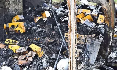 ACCIDENT: ఫోన్లు ఒక్కసారిగా పేలడంతో బస్సు దగ్ధం ACCIDENT: ఫోన్లు ఒక్కసారిగా పేలడంతో బస్సు దగ్ధం