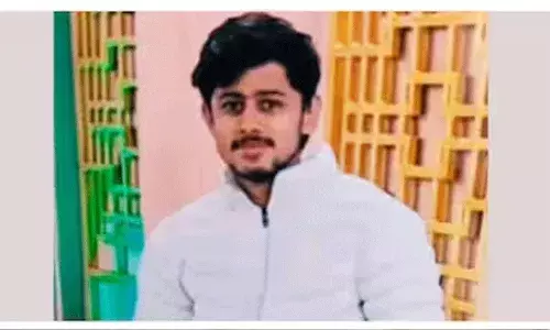 Faridabad: సోదరీమణుల AI జనరేటెడ్ అశ్లీల చిత్రాలు పంపి బ్లాక్ మెయిల్.. మనస్థాపంతో యువకుడి ఆత్మహత్య.. Faridabad: సోదరీమణుల AI జనరేటెడ్ అశ్లీల చిత్రాలు పంపి బ్లాక్ మెయిల్.. మనస్థాపంతో యువకుడి ఆత్మహత్య..