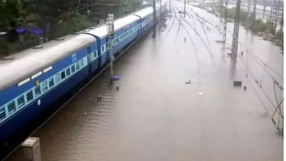 AP: స్కూళ్లకు సెలవులు..విమానాలు, రైళ్లు రద్దు