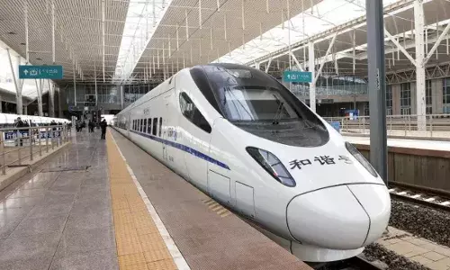 High-Speed Rail : చైనా అద్భుతం.. గంటకు 450 కి.మీ.. ప్రపంచ రికార్డు సృష్టించిన CR450 రైలు. High-Speed Rail : చైనా అద్భుతం.. గంటకు 450 కి.మీ.. ప్రపంచ రికార్డు సృష్టించిన CR450 రైలు.