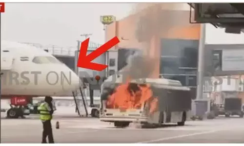 Delhi: విమానాశ్రయంలోని టెర్మినల్ వద్ద మంటల్లో చిక్కుకున్న బస్సు..