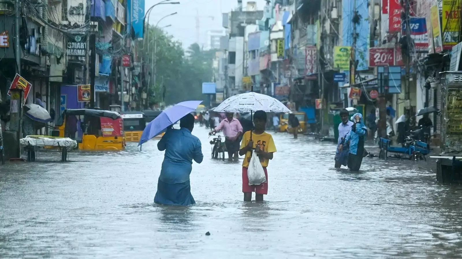 Cyclone Montha : మొంథా ఎఫెక్ట్.. చెన్నైలో భారీ వర్షం.. Cyclone Montha : మొంథా ఎఫెక్ట్.. చెన్నైలో భారీ వర్షం..
