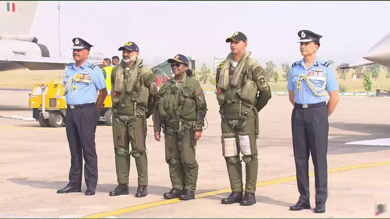 Droupadi Murmu: రఫేల్ యుద్ధ విమానంలో రాష్ట్రపతి ద్రౌపది ముర్ము... Droupadi Murmu: రఫేల్ యుద్ధ విమానంలో రాష్ట్రపతి ద్రౌపది ముర్ము...