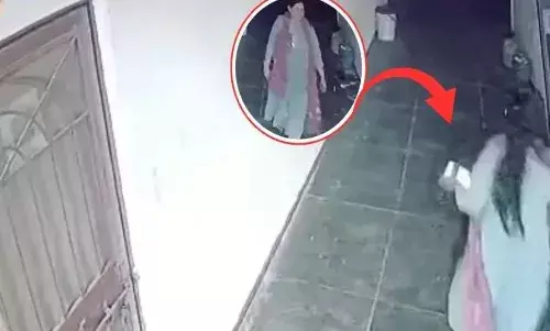 Bhopal:  స్నేహితురాలి ఇంట్లో మహిళా డీఎస్పీ చోరీ.. సీసీటీవీ కెమెరాలో రికార్డ్! Bhopal:  స్నేహితురాలి ఇంట్లో మహిళా డీఎస్పీ చోరీ.. సీసీటీవీ కెమెరాలో రికార్డ్!