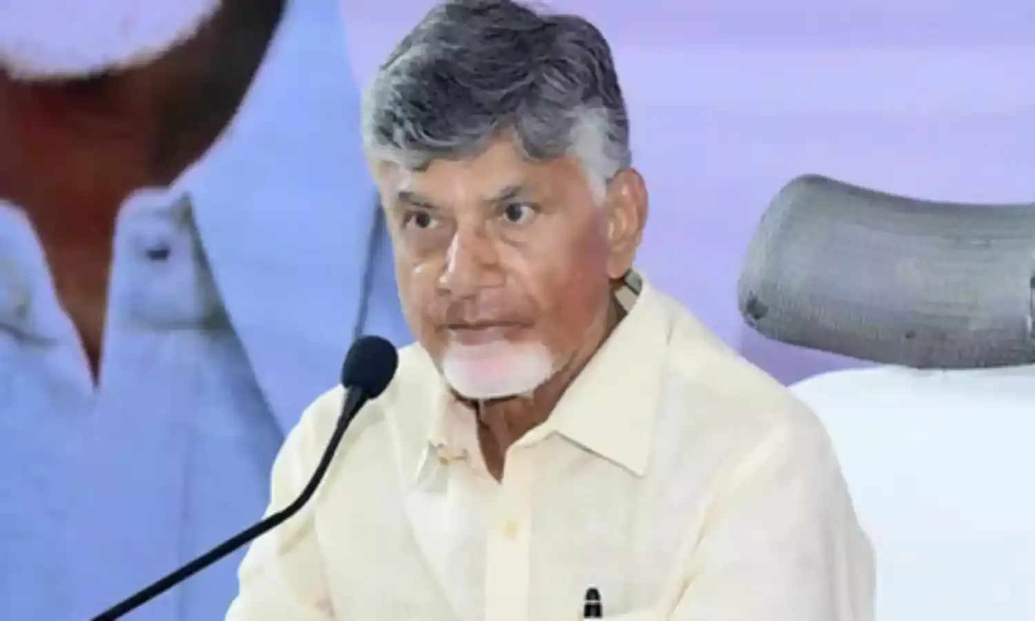 CBN: తొక్కిసలాట దుర్ఘటనపై చంద్రబాబు సీరియస్ CBN: తొక్కిసలాట దుర్ఘటనపై చంద్రబాబు సీరియస్