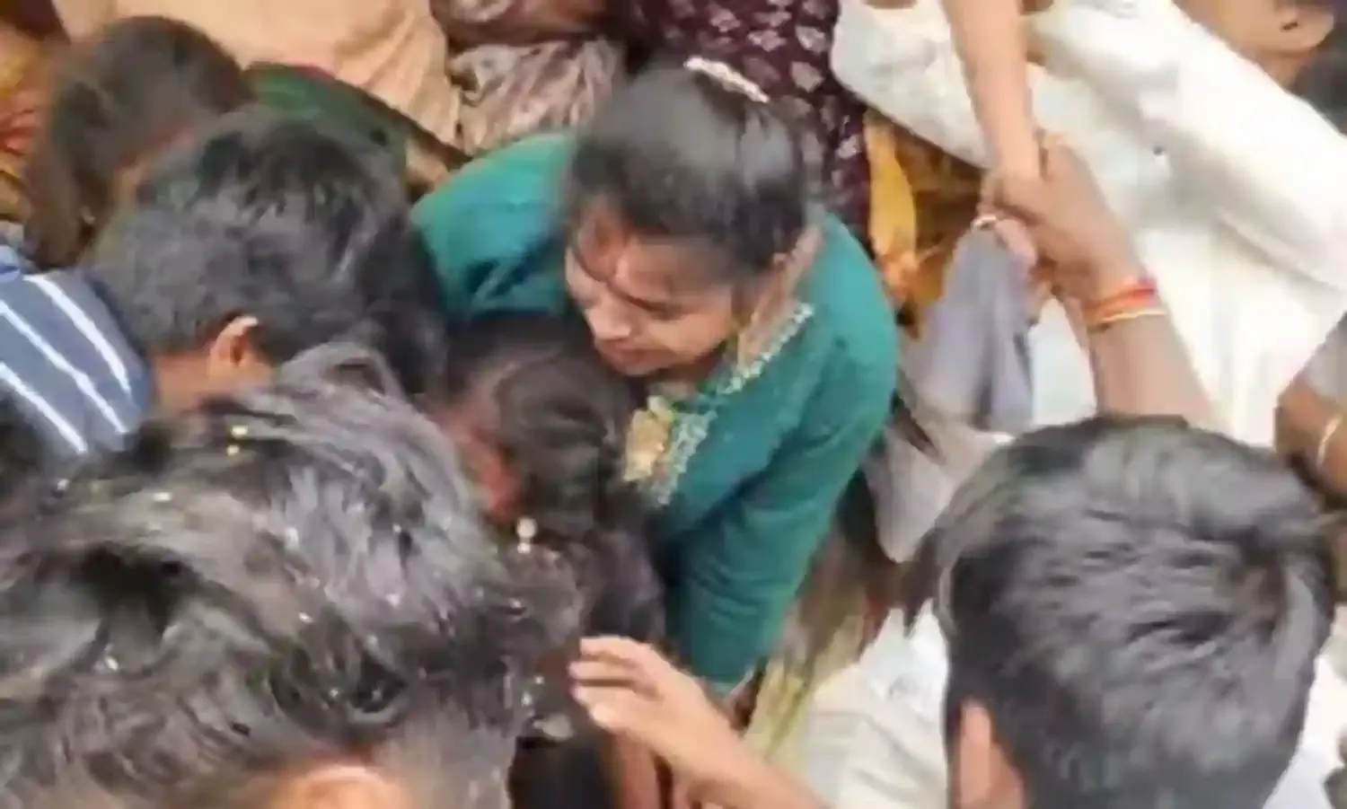 STAMPADE: తొక్కిసలాటకు కారణం ఇదే STAMPADE: తొక్కిసలాటకు కారణం ఇదే