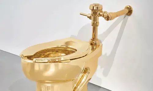 New York: 101 కిలోల బంగారంతో తయారు చేసిన టాయిలెట్ వేలానికి.. New York: 101 కిలోల బంగారంతో తయారు చేసిన టాయిలెట్ వేలానికి..