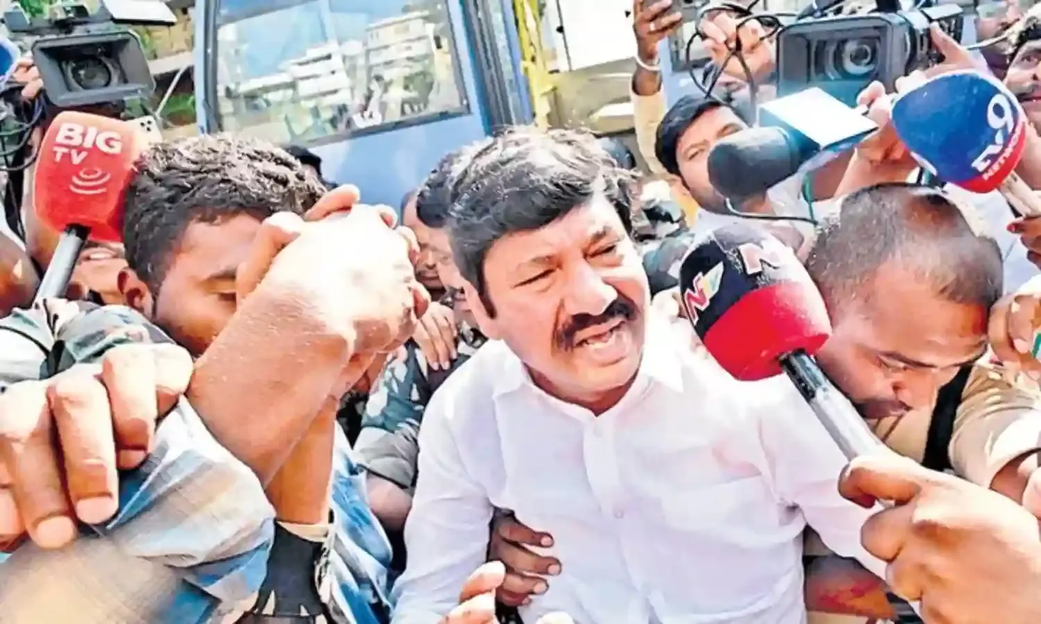 Jogi Ramesh : జోగి రమేశ్ చేసేదంతా అరాచకమే.. అందుకే జగన్ మెచ్చాడా..? Jogi Ramesh : జోగి రమేశ్ చేసేదంతా అరాచకమే.. అందుకే జగన్ మెచ్చాడా..?