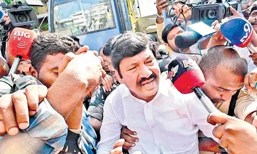 Jogi Ramesh : జోగి రమేశ్ చేసేదంతా అరాచకమే.. అందుకే జగన్ మెచ్చాడా..?