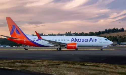 Runway: ఫ్లైట్ డోర్ తీసేందుకు ప్రయత్నించిన వ్యక్తి..,ప్రయాణికుడిని అదుపులోకి తీసుకున్న భద్రతా సిబ్బంది Runway: ఫ్లైట్ డోర్ తీసేందుకు ప్రయత్నించిన వ్యక్తి..,ప్రయాణికుడిని అదుపులోకి తీసుకున్న భద్రతా సిబ్బంది