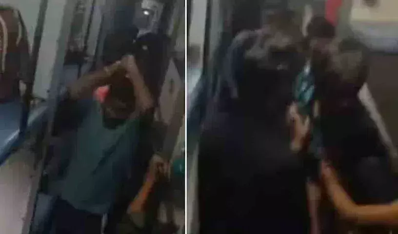 Train : రైల్లో భోజనం రేటుపై గొడవ.. రూ.20 కోసం ప్రయాణికుడిని కర్రలతో చితకబాదిన సిబ్బంది Train : రైల్లో భోజనం రేటుపై గొడవ.. రూ.20 కోసం ప్రయాణికుడిని కర్రలతో చితకబాదిన సిబ్బంది