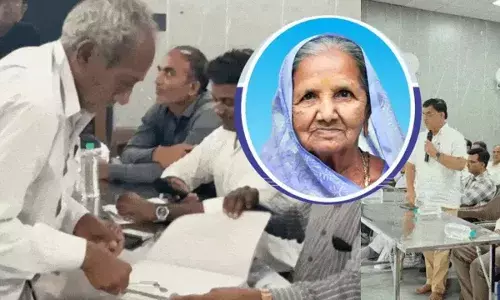 Gujarat Man : చనిపోయిన తల్లి కోరిక..299 మంది రైతుల రూ. 90 లక్షల అప్పు తీర్చిన కొడుకు. Gujarat Man : చనిపోయిన తల్లి కోరిక..299 మంది రైతుల రూ. 90 లక్షల అప్పు తీర్చిన కొడుకు.