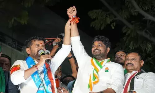 Telangana News : జూబ్లీహిల్స్ లో పెరుగుతున్న టెన్షన్.. కాంగ్రెస్ వ్యూహాలు ఫలిస్తాయా..? Telangana News : జూబ్లీహిల్స్ లో పెరుగుతున్న టెన్షన్.. కాంగ్రెస్ వ్యూహాలు ఫలిస్తాయా..?