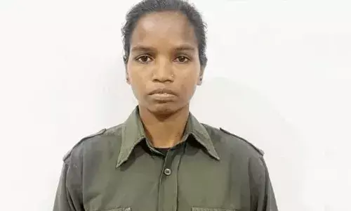 Chhattisgarh: రూ.17 లక్షల నజరానాతో పోలీసుల ముందు లొంగిపోయిన మహిళా మావోయిస్టు.. Chhattisgarh: రూ.17 లక్షల నజరానాతో పోలీసుల ముందు లొంగిపోయిన మహిళా మావోయిస్టు..