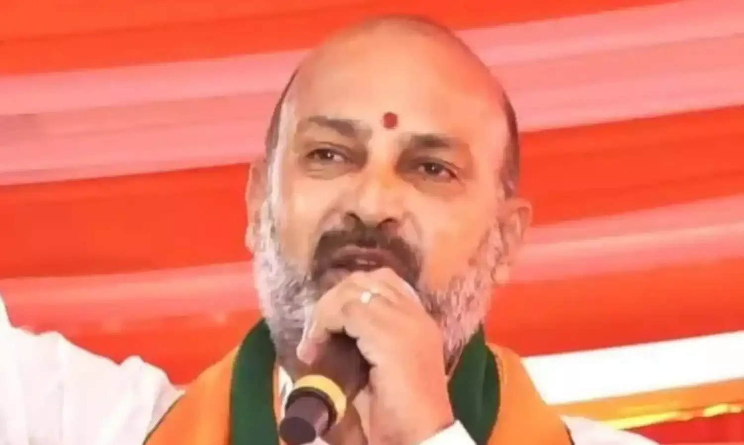 BANDI SANJAY: తల నరుక్కుంటా కానీ ముస్లిం టోపీ మాత్రం పెట్టను BANDI SANJAY: తల నరుక్కుంటా కానీ ముస్లిం టోపీ మాత్రం పెట్టను